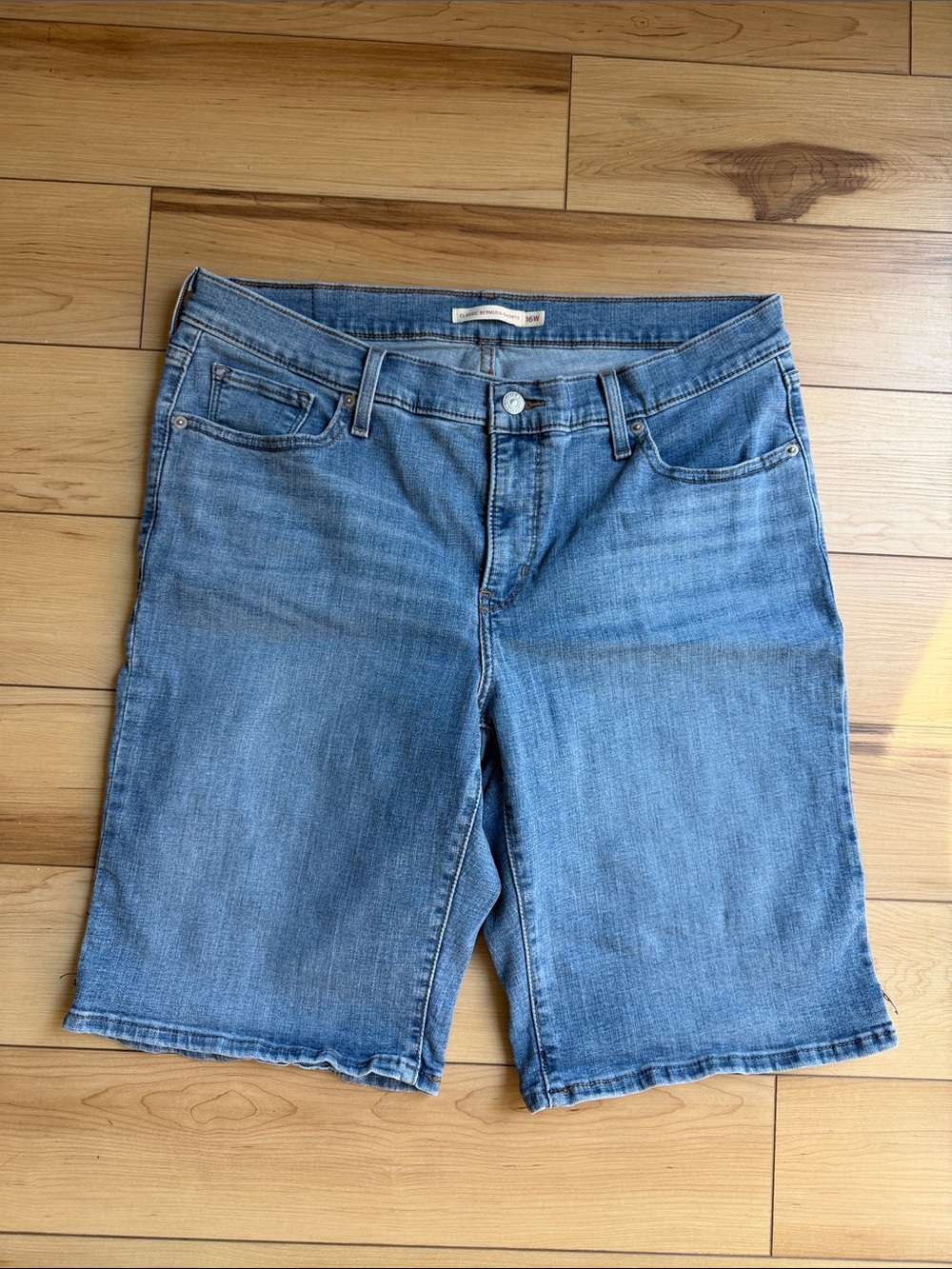 Levi’s Bermuda Jean Shorts Size 16